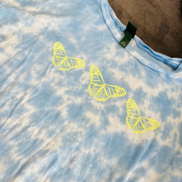 light blue & white tee with neon butterflies! 🦋 - Picture 1 of 4